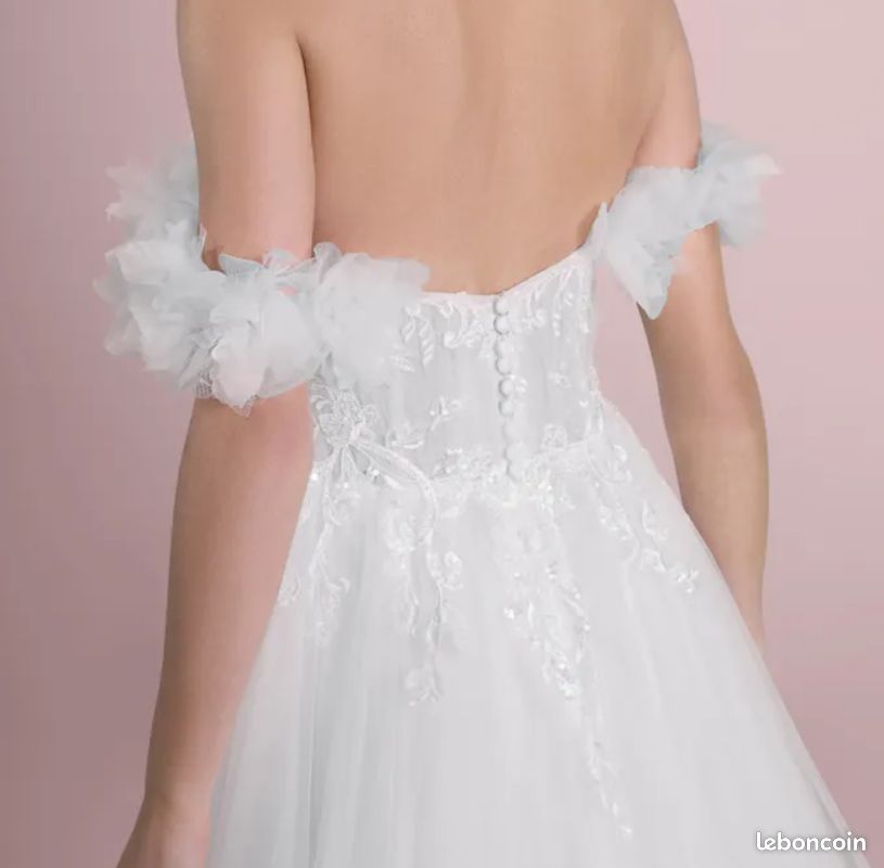 Robe de mariée coupe A avec détails floraux en tulle et broderies perlées